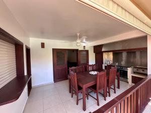ラス・テレナスにあるVilla Paraisoのテーブルと椅子のあるキッチンとダイニングルーム