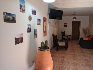 a living room with a vase with a plant on a wall at Casa Lago in La Silleta