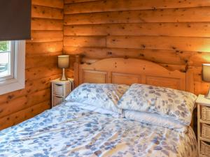 Postel nebo postele na pokoji v ubytování Babbling Brook Lodge