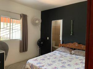 ein Schlafzimmer mit einem Bett und einem Fenster in der Unterkunft Recanto do Lima in Camocim + 36 Fotos