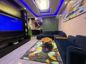 Μια τηλεόραση ή/και κέντρο ψυχαγωγίας στο Cozy 3BDR Apartment in Kigali City Free Parking and Fast WiFi