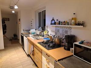 eine Küche mit Herd und Arbeitsplatte in der Unterkunft Peaceful house just for you! in La Ville-du-Bois
