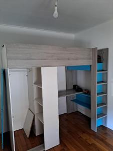 Zimmer mit einem Bett und einem Schreibtisch in der Unterkunft Peaceful house just for you! in La Ville-du-Bois