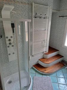 ein Badezimmer mit Dusche, Toilette und Waschbecken in der Unterkunft Peaceful house just for you! in La Ville-du-Bois + 5 Fotos