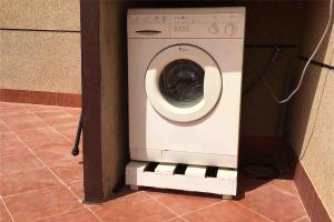 a washing machine in the corner of a room at Marhaba in Nador