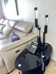 ein Telefon auf einem Tisch neben einer Couch in der Unterkunft Las Palomas Beach & Golf Resort in Puerto Peñasco