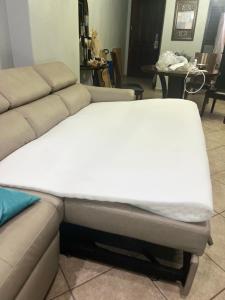 ein Bett auf einer Couch im Wohnzimmer in der Unterkunft Las Palomas Beach & Golf Resort in Puerto Peñasco