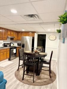 スネルビルにあるCamellias Haven Cozy New Reno 2Bed Apt 40 Min to ATLのキッチン(テーブル、椅子付)