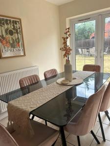 Φωτογραφία από το άλμπουμ του Beautiful 4-Bedroom Home for Groups & Families σε Loughborough +15 φωτογραφίες