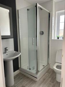 Ένα μπάνιο στο Beautiful 4-Bedroom Home for Groups & Families