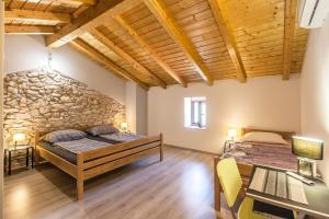 Ένα ή περισσότερα κρεβάτια σε δωμάτιο στο Casa Agnija - Authentic Istrian holiday home with terrace and garden near the Sea