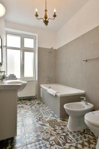 uma casa de banho com uma banheira, um WC e um lavatório. em Casa Monte Verde em Brasov