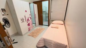 a small room with two beds and a mirror at Casa da Mih in Tangara da Serra
