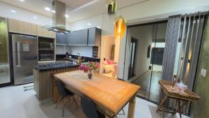 a kitchen with a wooden table in a room at Casa da Mih in Tangara da Serra