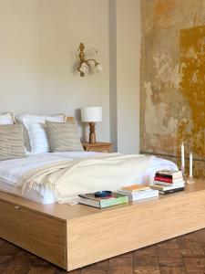 Ένα ή περισσότερα κρεβάτια σε δωμάτιο στο Eclectic Gem in Old Town +27 φωτογραφίες