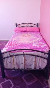 Postel nebo postele na pokoji v ubytování العنبق هاوس