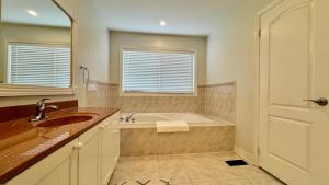 Ένα μπάνιο στο Spacious 4BD Oasis with Sauna +34 φωτογραφίες