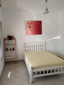 a bedroom with a bed and a painting on the wall at Hospedaje Entre Amigos in Comalcalco