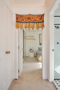 una habitación con una cortina sobre una puerta en Spacious Creative Haven Near Cafes, Craft Breweries, Parks, Live Music & Art, en Sídney