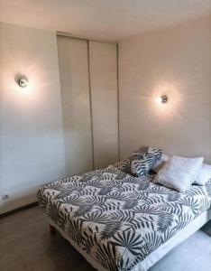 Ένα ή περισσότερα κρεβάτια σε δωμάτιο στο Séjour Montpellier