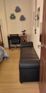 Ruang duduk di Chic Hilltop Hideaway and Stylish Stay in Caloocan's Crestview +12 gambar