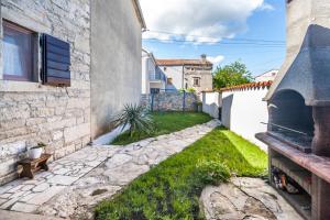 Taman di luar House Nicol - Authentic Istrian holiday home with terrace and garden near the Sea +26 gambar