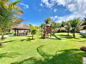 un parc avec une aire de jeux avec un toboggan dans l'établissement Sweet Home at the Beach - Next to Beach Park, à Aquiraz