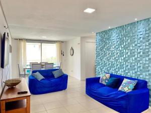 un salon avec deux canapés bleus et une table dans l'établissement Sweet Home at the Beach - Next to Beach Park, à Aquiraz