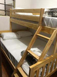 a couple of bunk beds in a room at Apartamento cerca a Parque de Bello Antioquia in Bello