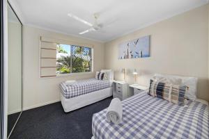 ein Schlafzimmer mit zwei Betten und einem Fenster in der Unterkunft Oaks Family Getaway - Resort, Beach in Golden Beach + 21 Fotos