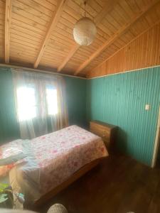 Кровать или кровати в номере habitación a pasos del lago