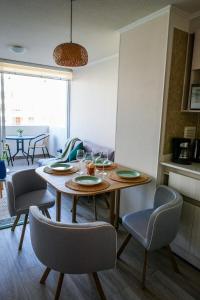 una sala da pranzo con tavolo e sedie di Departamento 2H1B La Serena Condominio Distrito Verde a La Serena
