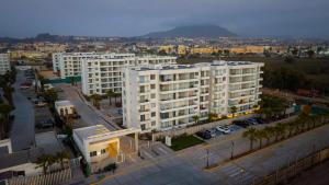 una vista aerea di un grande condominio bianco di Departamento 2H1B La Serena Condominio Distrito Verde a La Serena Altre 9 foto
