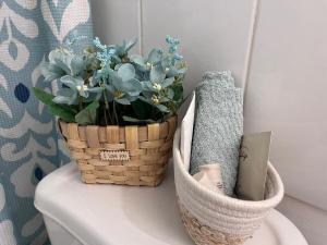 a basket of flowers sitting on top of a toilet at Espectacular depto en condo 2D 2B Full Equipado Wifi Aire Estacionamiento in Curicó +57 photos