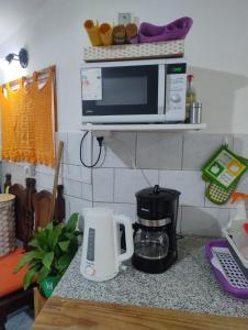 a kitchen counter with a microwave and a coffee maker at Shala Alquiler temporario in Río Grande
