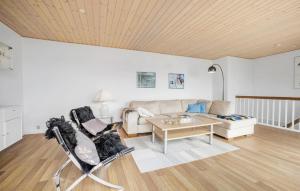 アリンエにある3 Bedroom Beautiful Apartment In Allingeのソファとテーブルのあるリビングルーム