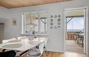 アリンエにある3 Bedroom Beautiful Apartment In Allingeのダイニングルーム(テーブル、椅子付)、バルコニー