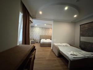Voodi või voodid majutusasutuse Karo Hotel toas