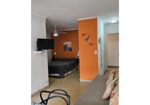 une chambre avec un lit et une chambre avec une télévision dans l'établissement MDQ viva!, à Mar del Plata