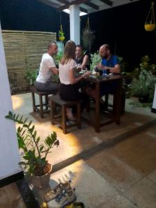 Επισκέπτες που μένουν στο Eco Stay Lodge Safari Udawalawa