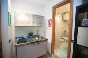 ein kleines Bad mit einem Waschbecken und einem WC in der Unterkunft Serra Casa Vacanza a Piazza del Plebiscito in Neapel