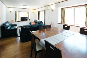 a living room with a table and a couch at Echo Villa the Spacious in Hakuba