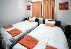 two beds sitting next to each other in a room at Echo Villa the Spacious in Hakuba