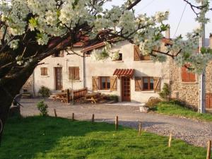 Zahrada ubytování Gîte cosy de plain-pied, proche St-Étienne, idéal famille avec animaux et balades nearby. - FR-1-496-41