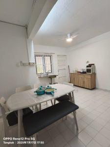 a dining room with a table and chairs in a room at TANGKAK HOMESTAy in Tangkak
