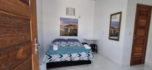 a small bedroom with a small bed in a room at POUSADA DOS REIS in Salinópolis
