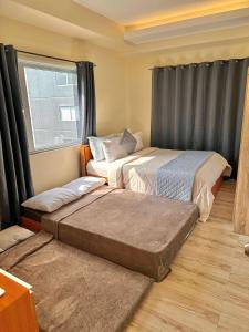 une chambre avec deux lits et une fenêtre dans l'établissement Relax in Style Walk into City, Roxas Market with Pool, à Davao