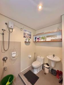 une salle de bains avec toilettes et lavabo dans l'établissement Relax in Style Walk into City, Roxas Market with Pool, à Davao