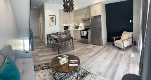 Afbeelding uit fotogalerij van Two Adjacent 4 Bedroom Townhouse Units in the Fallsview District Walk to the Falls in Niagara Falls