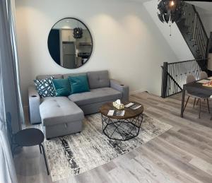 Afbeelding uit fotogalerij van Two Adjacent 4 Bedroom Townhouse Units in the Fallsview District Walk to the Falls in Niagara Falls